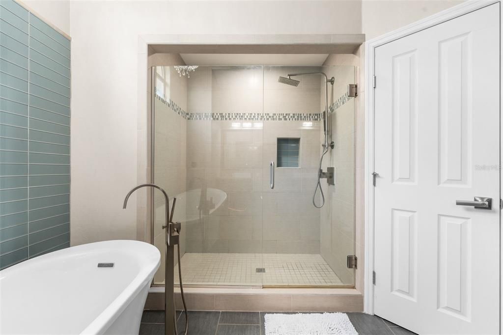 Под контрактом: $710,000 (3 спален, 2 ванн, 2519 Квадратных фут)