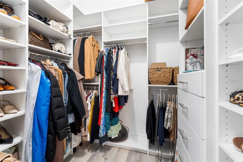 Под контрактом: $710,000 (3 спален, 2 ванн, 2519 Квадратных фут)