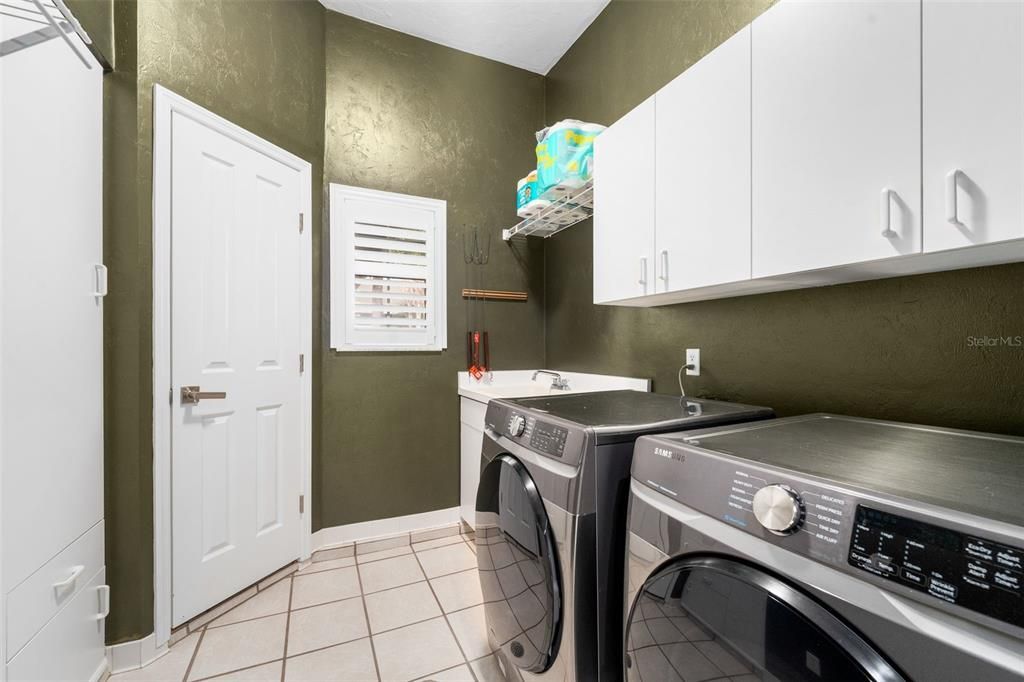 Под контрактом: $710,000 (3 спален, 2 ванн, 2519 Квадратных фут)