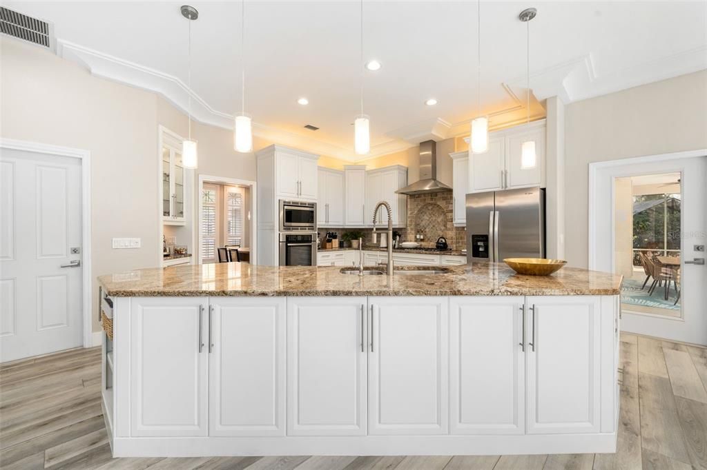 Под контрактом: $710,000 (3 спален, 2 ванн, 2519 Квадратных фут)