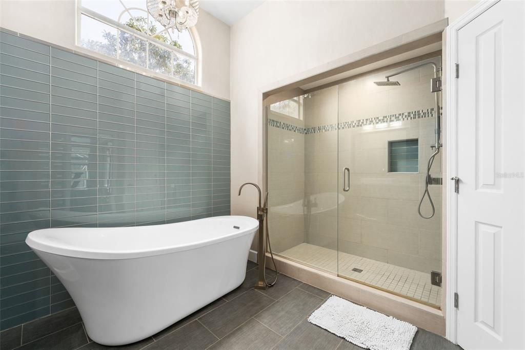 Под контрактом: $710,000 (3 спален, 2 ванн, 2519 Квадратных фут)