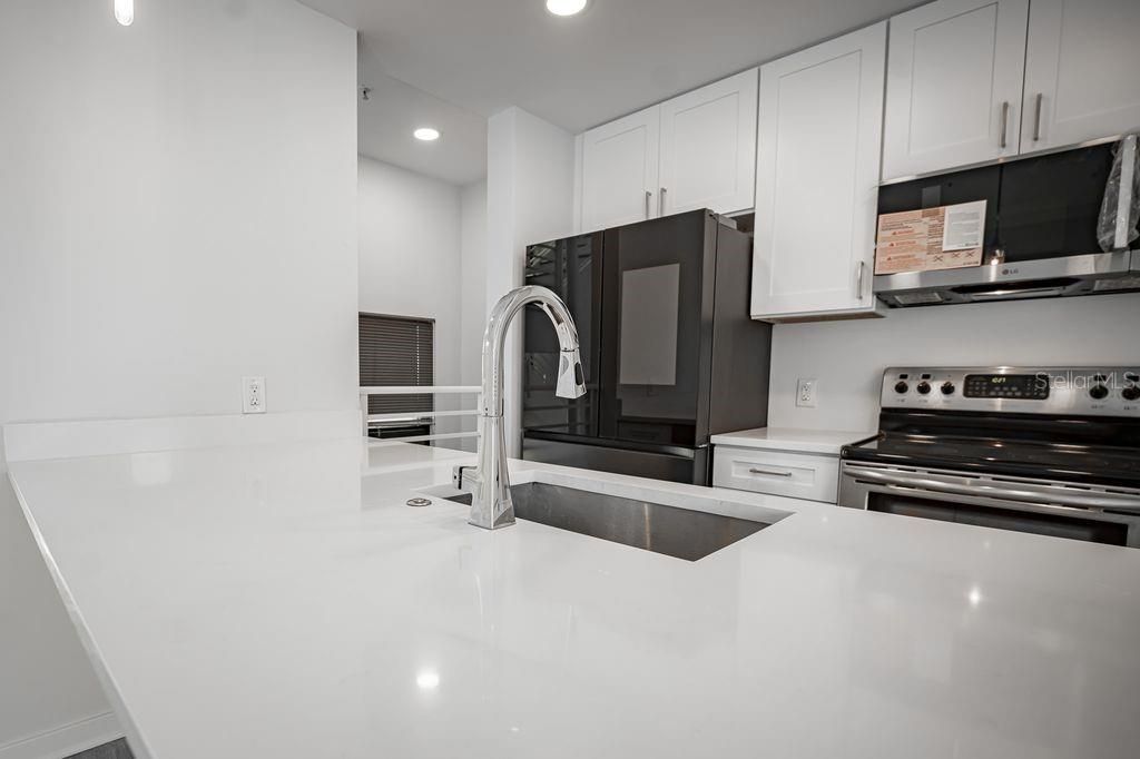 На продажу: $589,900 (2 спален, 2 ванн, 1696 Квадратных фут)