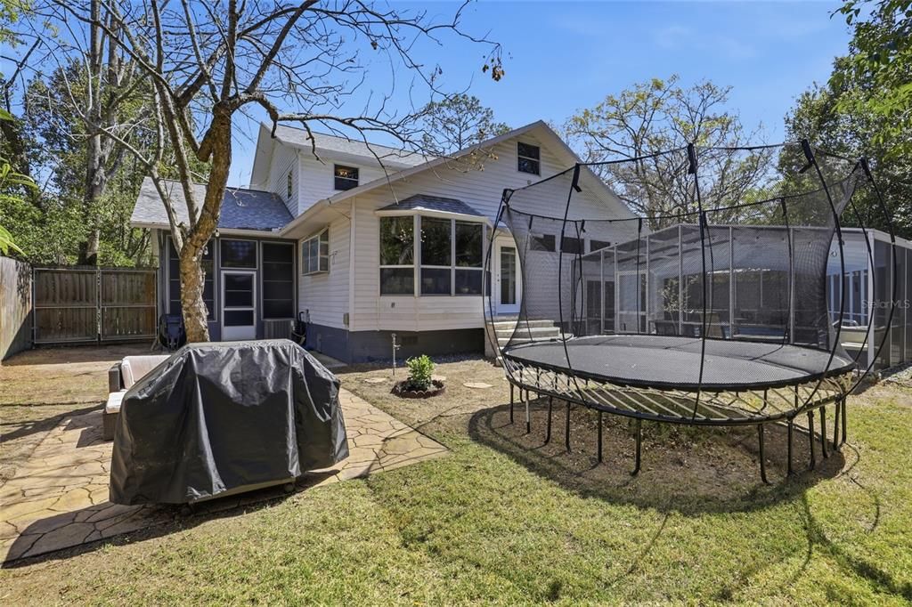 Activo con contrato: $599,900 (5 camas, 3 baños, 3104 Pies cuadrados)