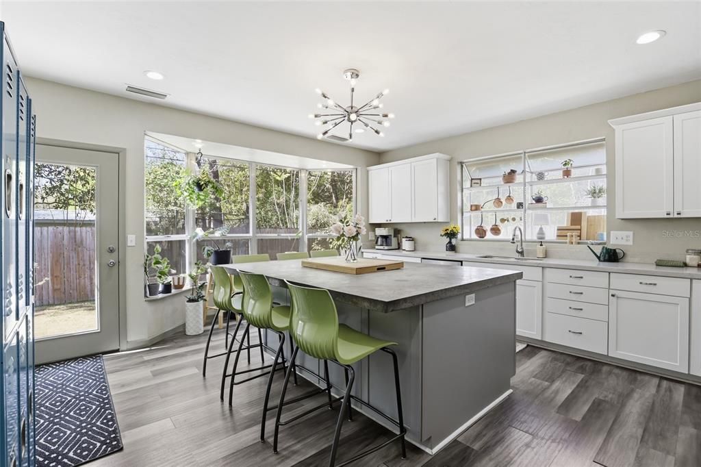 Activo con contrato: $599,900 (5 camas, 3 baños, 3104 Pies cuadrados)