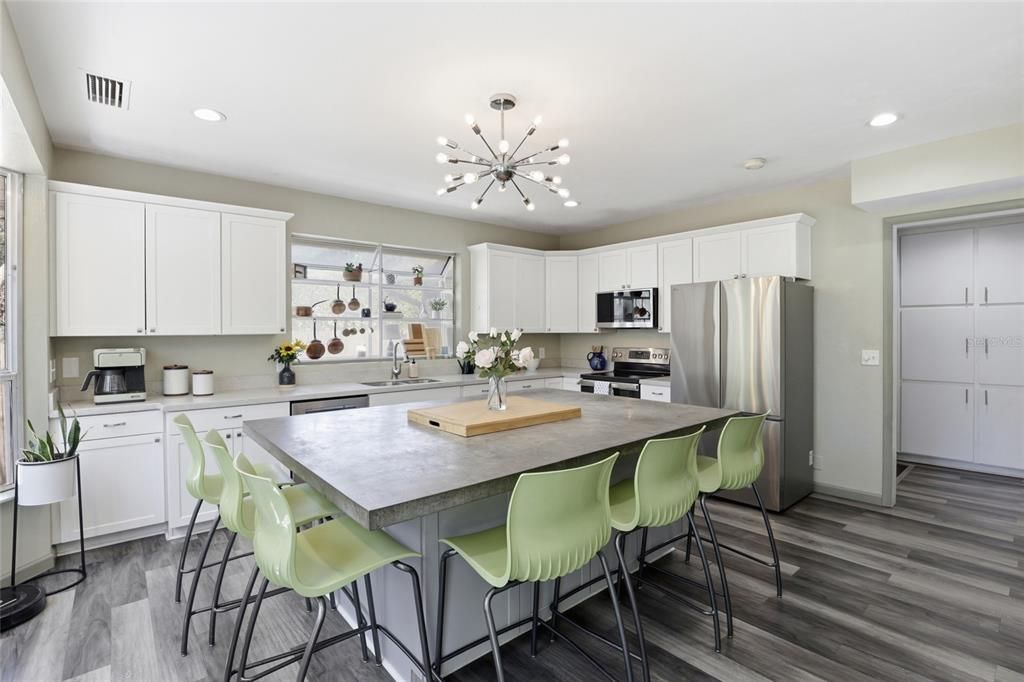 Activo con contrato: $599,900 (5 camas, 3 baños, 3104 Pies cuadrados)