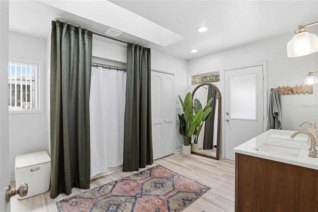 Activo con contrato: $599,900 (5 camas, 3 baños, 3104 Pies cuadrados)