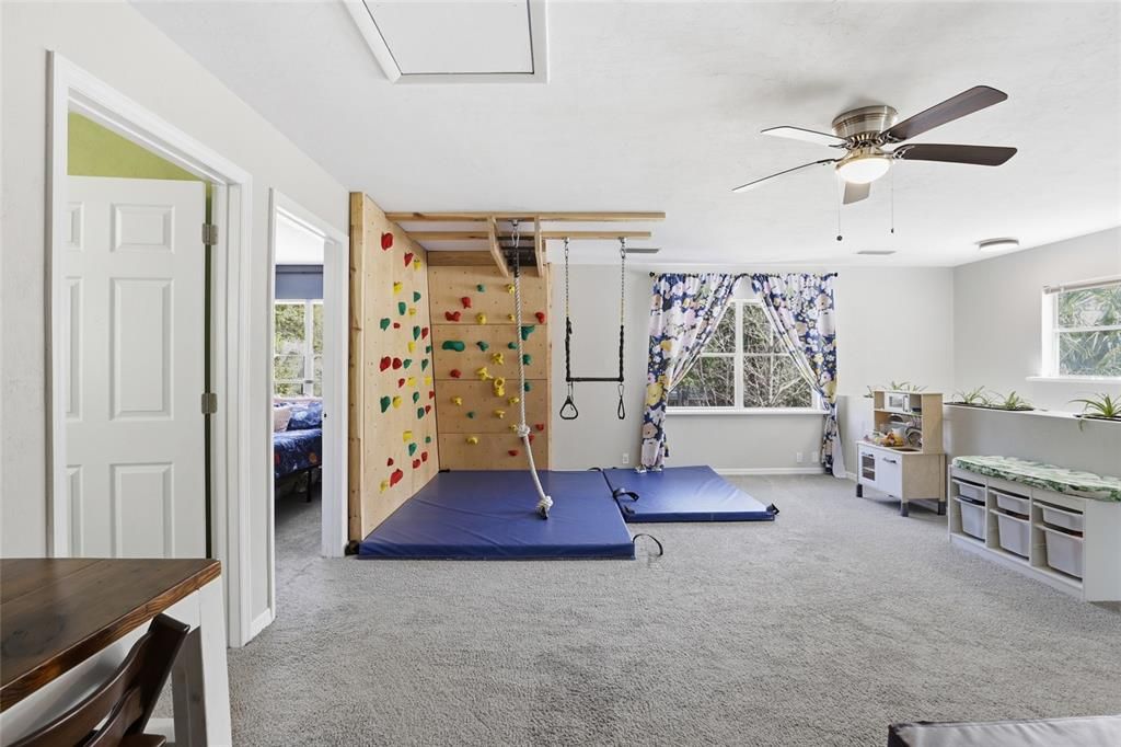 Activo con contrato: $599,900 (5 camas, 3 baños, 3104 Pies cuadrados)