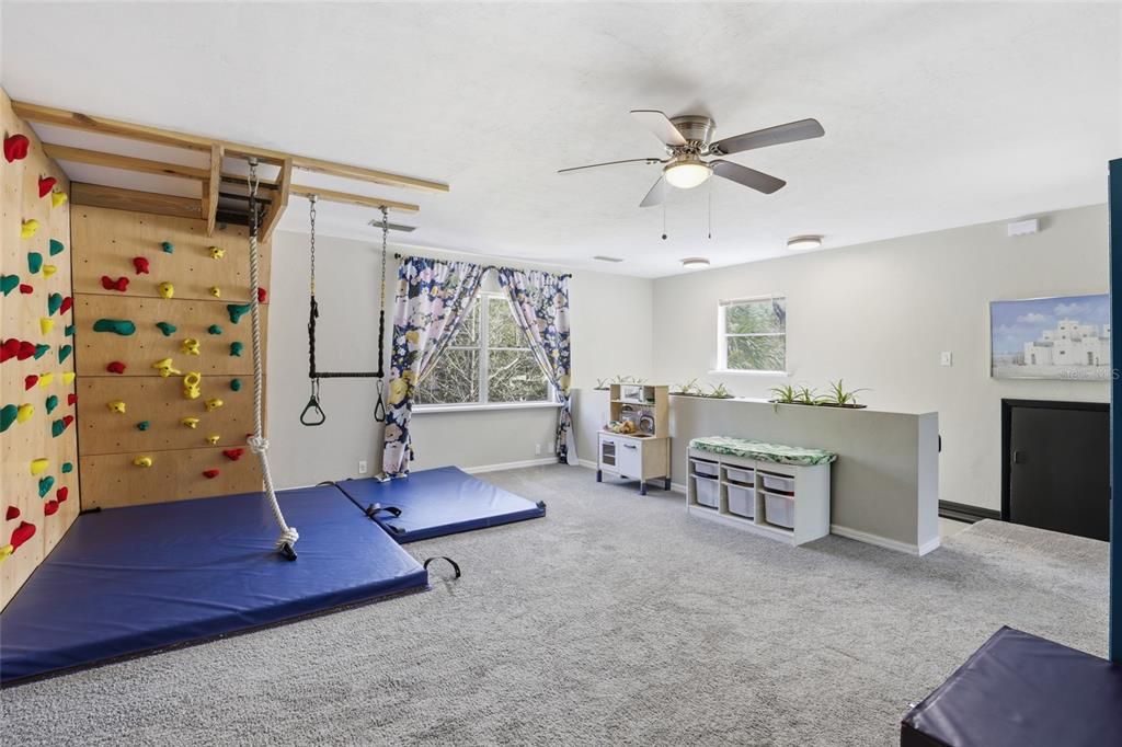 Activo con contrato: $599,900 (5 camas, 3 baños, 3104 Pies cuadrados)