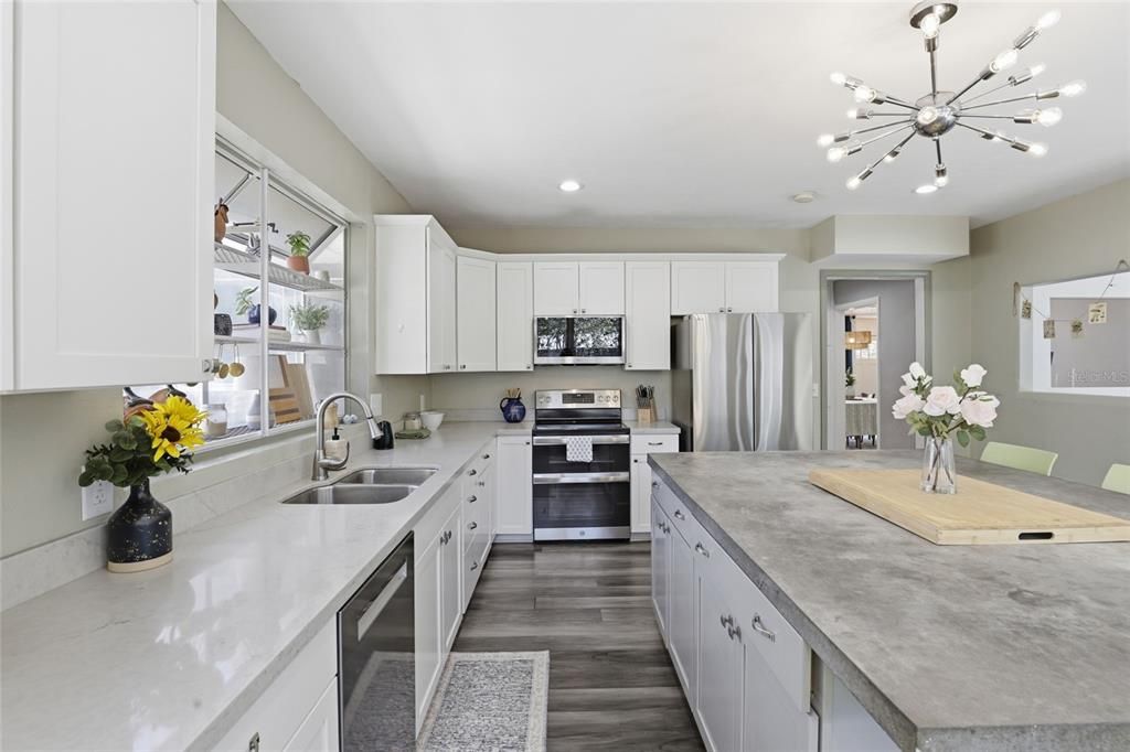 Activo con contrato: $599,900 (5 camas, 3 baños, 3104 Pies cuadrados)