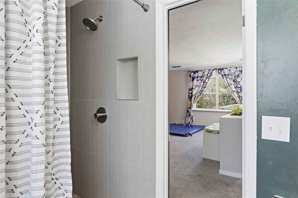 Activo con contrato: $599,900 (5 camas, 3 baños, 3104 Pies cuadrados)