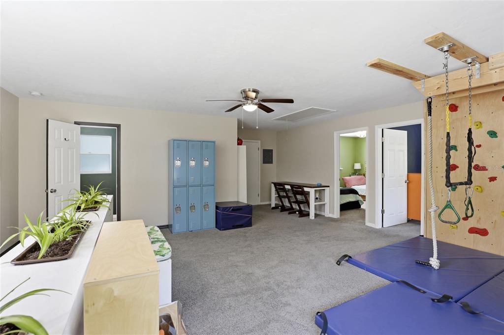 Activo con contrato: $599,900 (5 camas, 3 baños, 3104 Pies cuadrados)