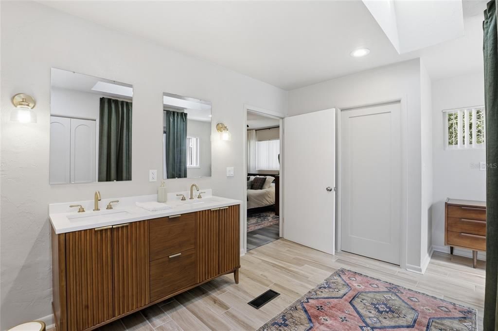 Activo con contrato: $599,900 (5 camas, 3 baños, 3104 Pies cuadrados)