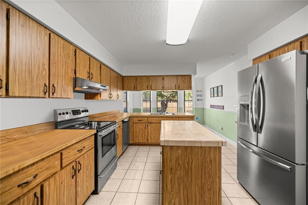 En Venta: $964,900 (4 camas, 3 baños, 2574 Pies cuadrados)