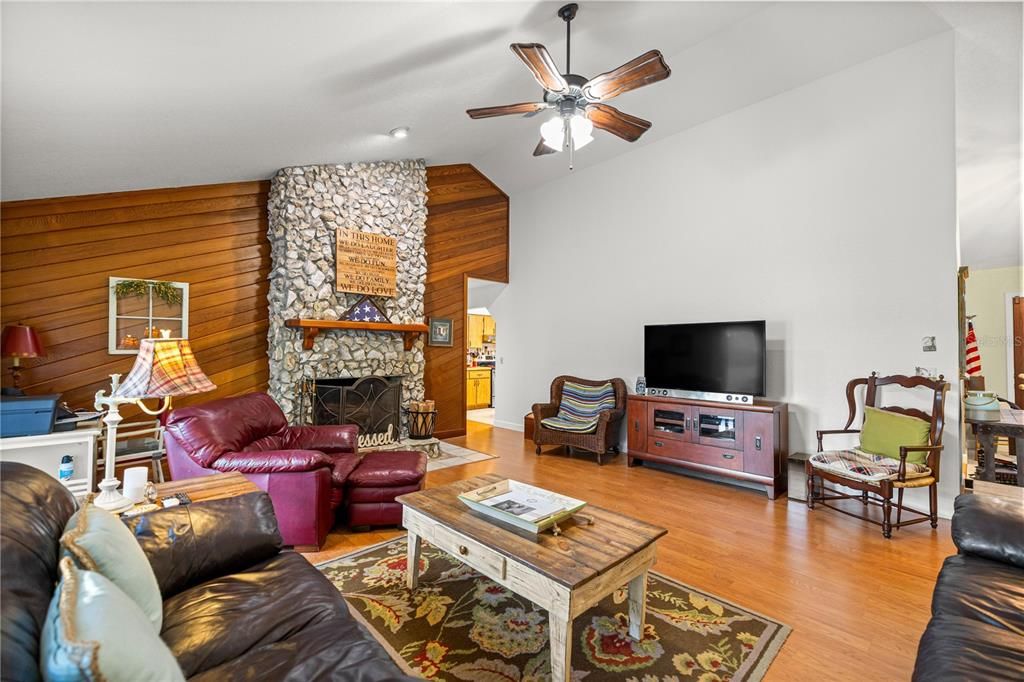 En Venta: $964,900 (4 camas, 3 baños, 2574 Pies cuadrados)