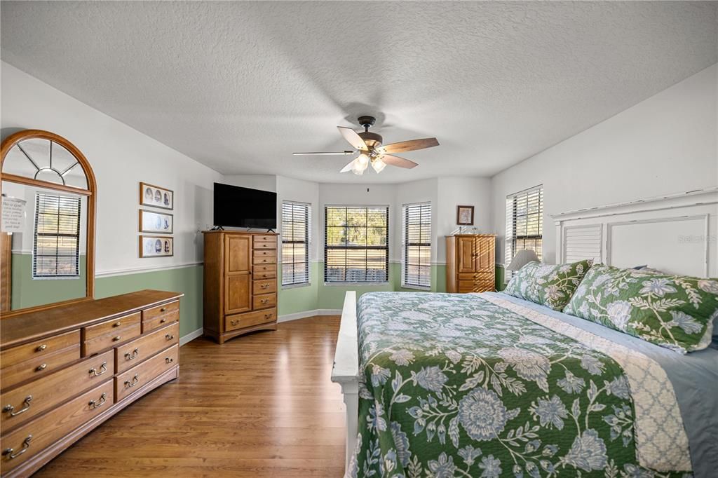 En Venta: $964,900 (4 camas, 3 baños, 2574 Pies cuadrados)