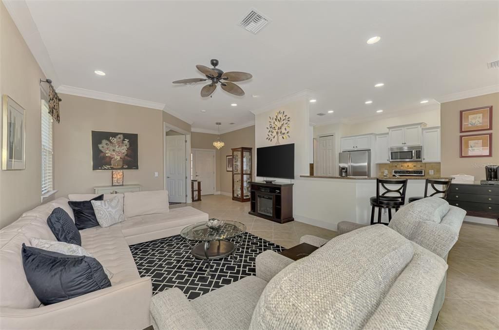 Activo con contrato: $329,000 (2 camas, 2 baños, 1577 Pies cuadrados)