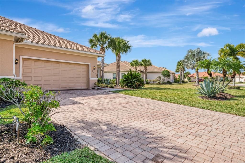 Activo con contrato: $329,000 (2 camas, 2 baños, 1577 Pies cuadrados)
