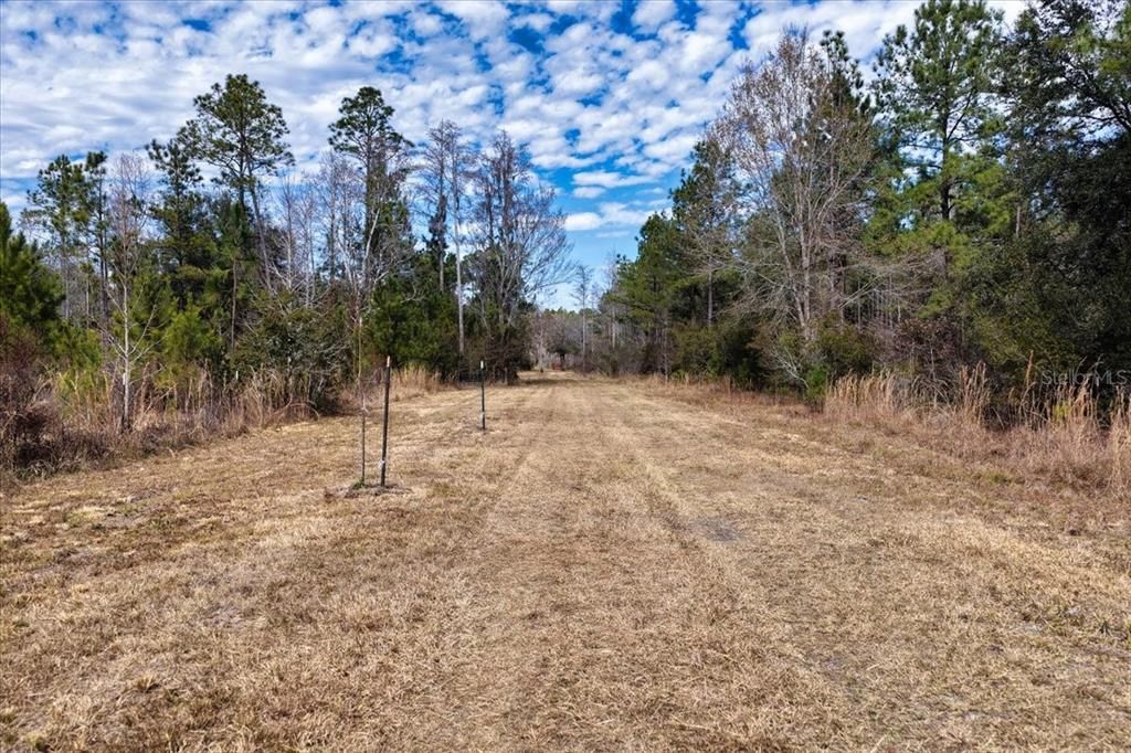 На продажу: $412,000 (59.89 acres)
