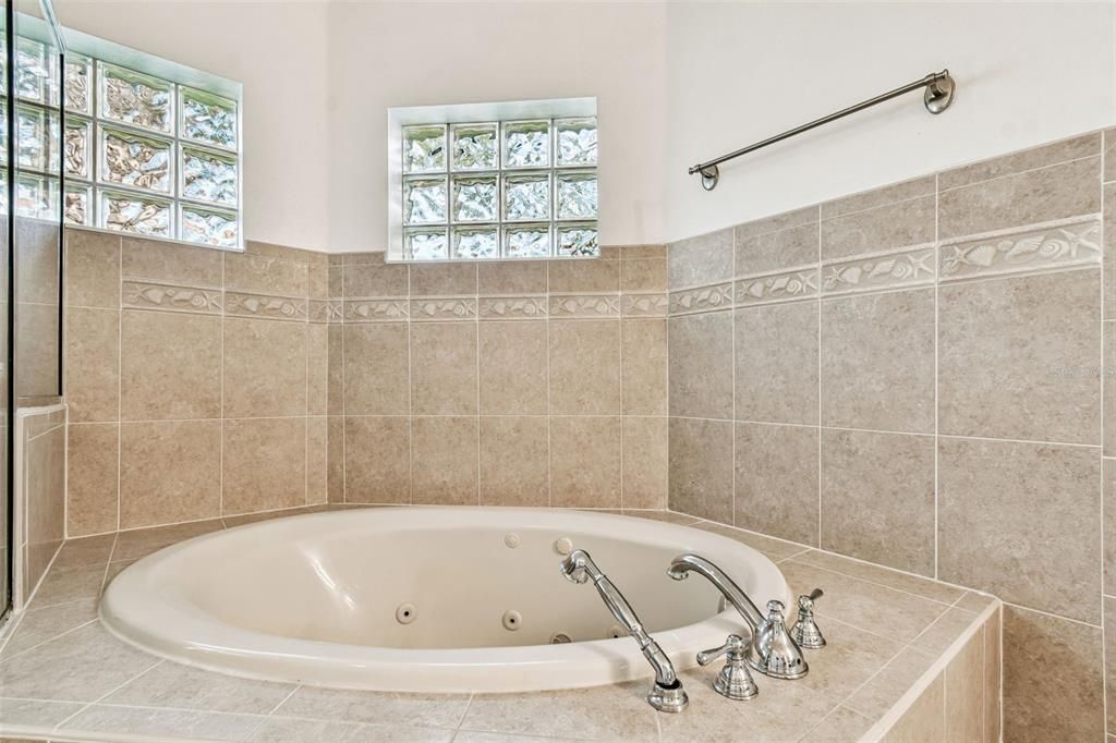 Activo con contrato: $629,500 (4 camas, 3 baños, 2498 Pies cuadrados)
