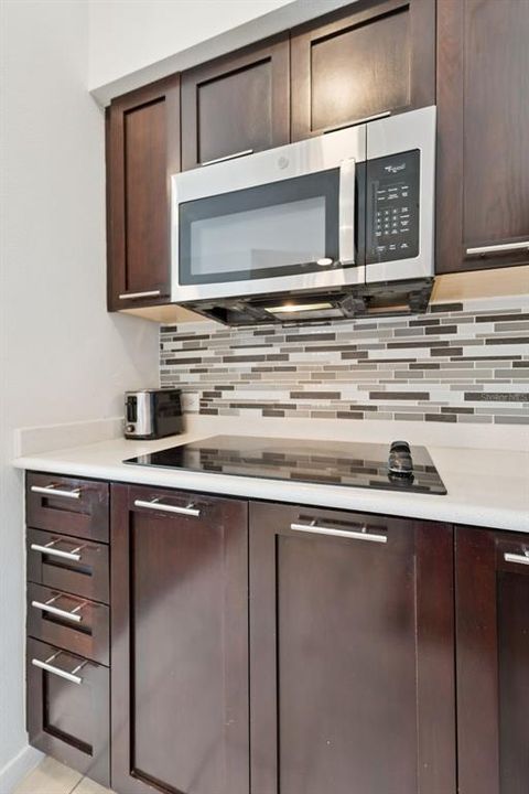На продажу: $149,999 (2 спален, 2 ванн, 1067 Квадратных фут)