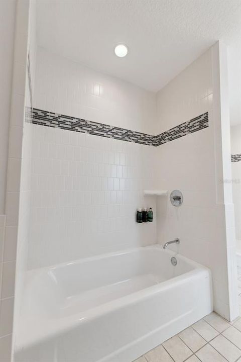 На продажу: $149,999 (2 спален, 2 ванн, 1067 Квадратных фут)