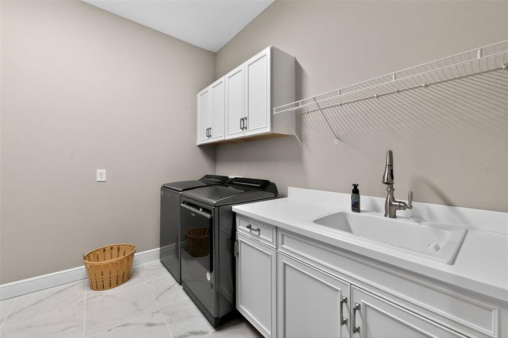Activo con contrato: $770,000 (3 camas, 2 baños, 2427 Pies cuadrados)