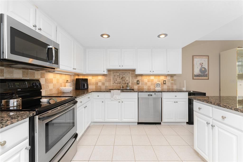 For Sale: $340,000 (2 beds, 2 baths, 1516 Square Feet)