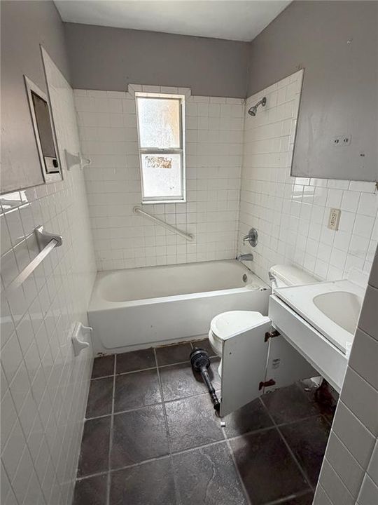 Activo con contrato: $120,000 (3 camas, 1 baños, 864 Pies cuadrados)