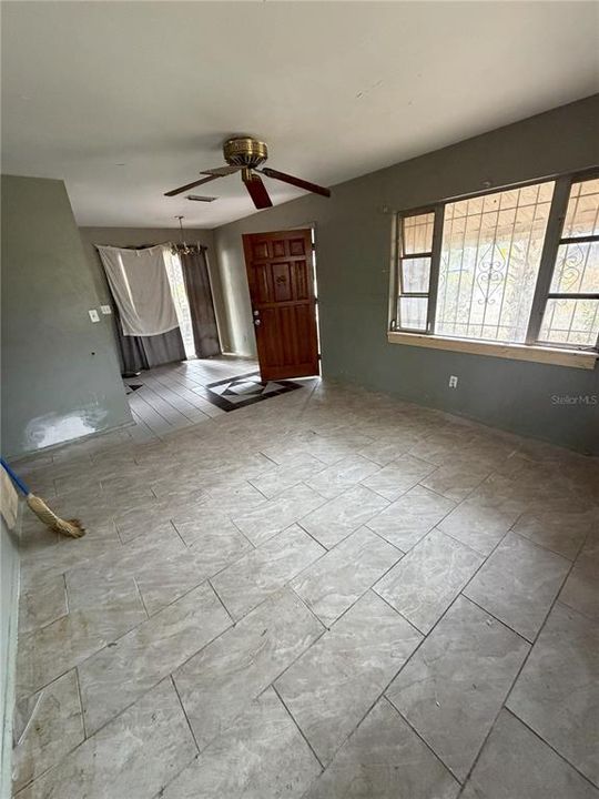 Activo con contrato: $120,000 (3 camas, 1 baños, 864 Pies cuadrados)