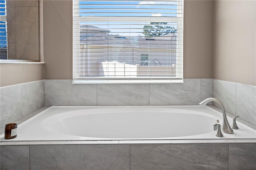Под контрактом: $890,000 (4 спален, 3 ванн, 3262 Квадратных фут)