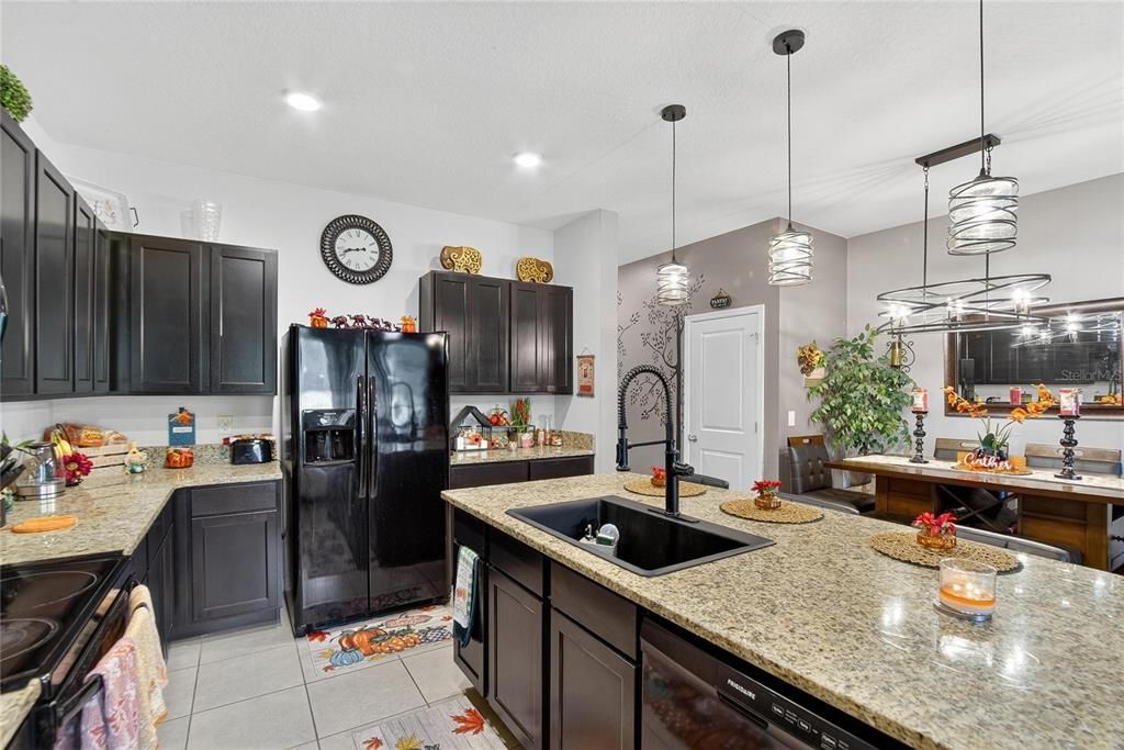 Activo con contrato: $290,000 (3 camas, 2 baños, 1785 Pies cuadrados)