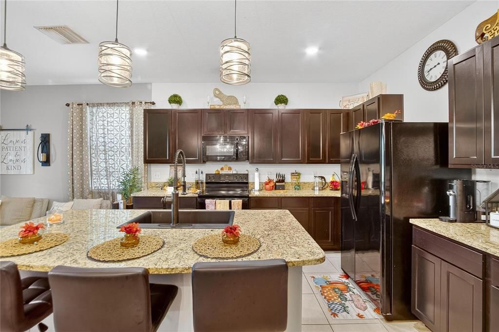 Activo con contrato: $290,000 (3 camas, 2 baños, 1785 Pies cuadrados)