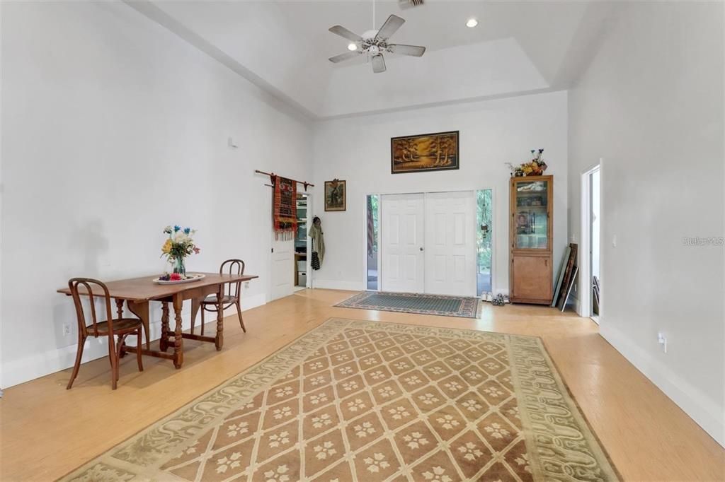 For Sale: $725,000 (3 beds, 3 baths, 2001 Square Feet)