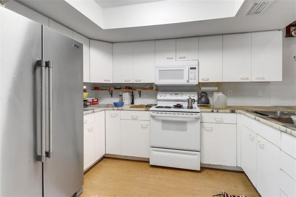 For Sale: $725,000 (3 beds, 3 baths, 2001 Square Feet)