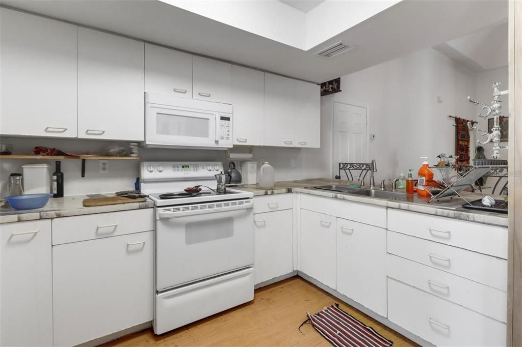 For Sale: $725,000 (3 beds, 3 baths, 2001 Square Feet)