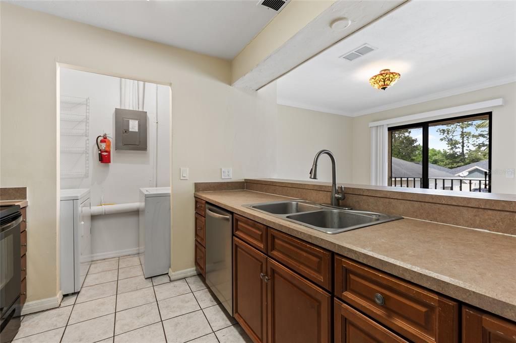 For Sale: $149,900 (2 beds, 2 baths, 968 Square Feet)