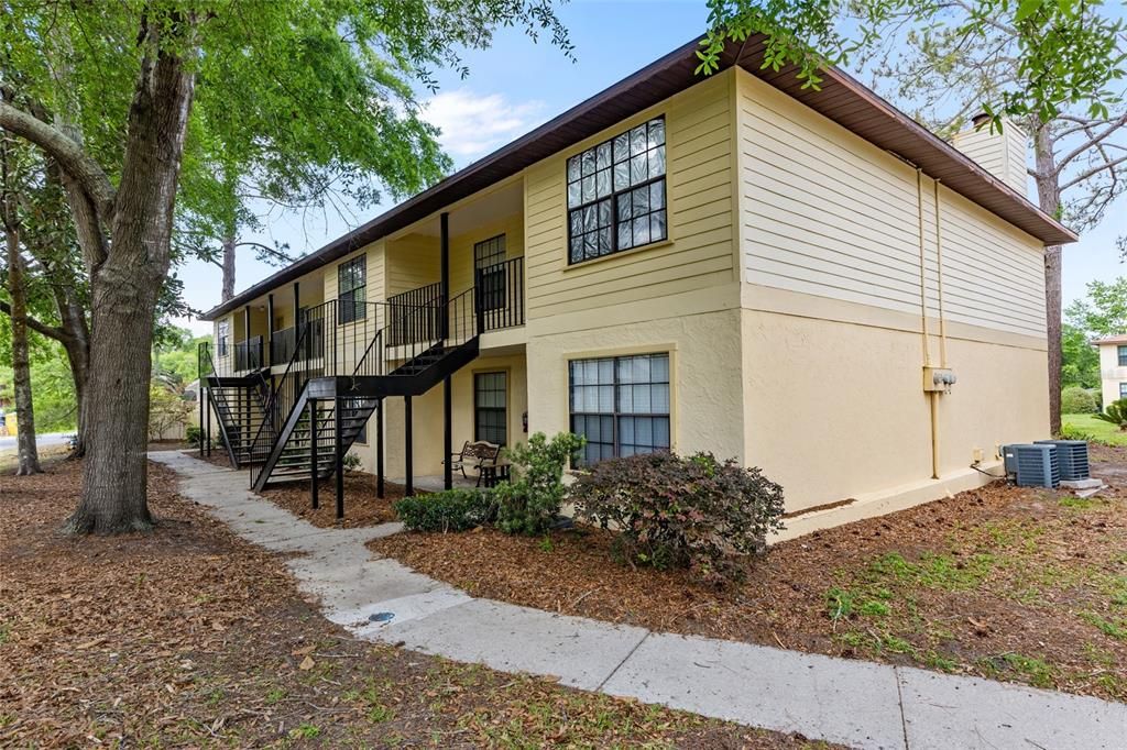 For Sale: $149,900 (2 beds, 2 baths, 968 Square Feet)