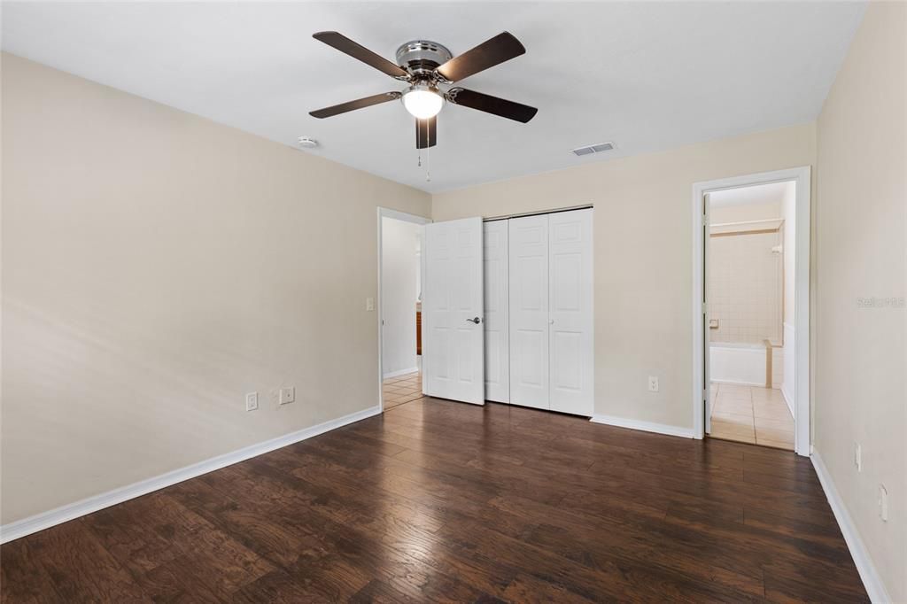 For Sale: $149,900 (2 beds, 2 baths, 968 Square Feet)