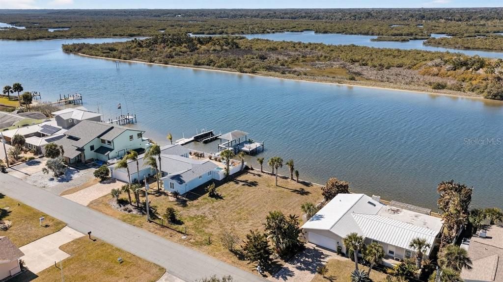 На продажу: $495,000 (0.18 acres)