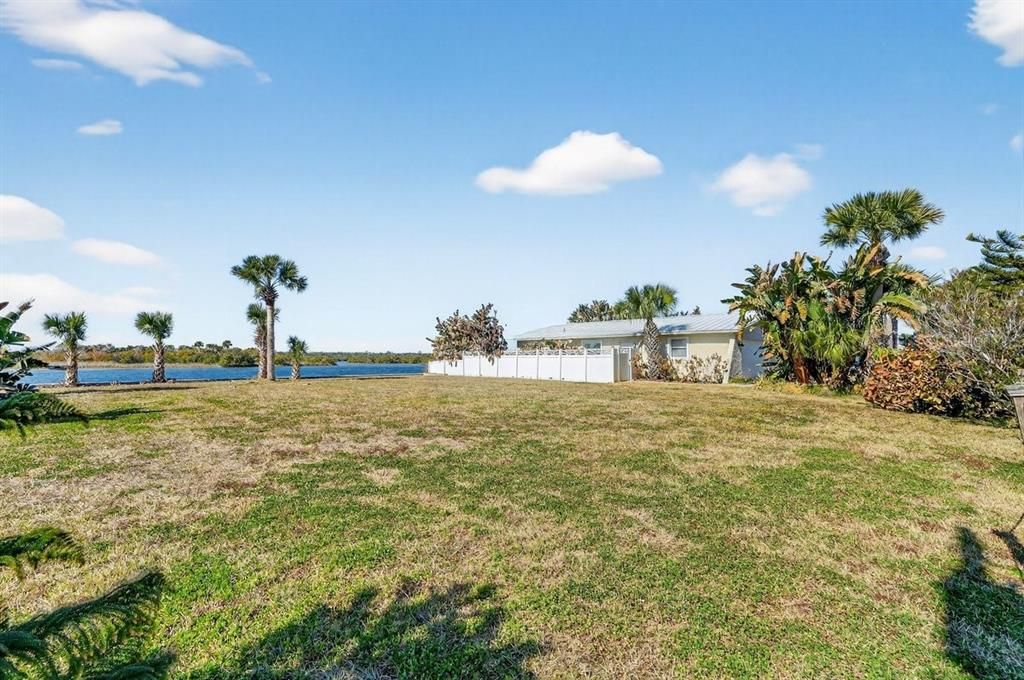 На продажу: $495,000 (0.18 acres)