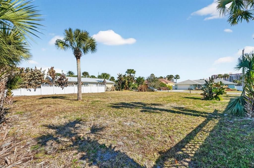 На продажу: $495,000 (0.18 acres)