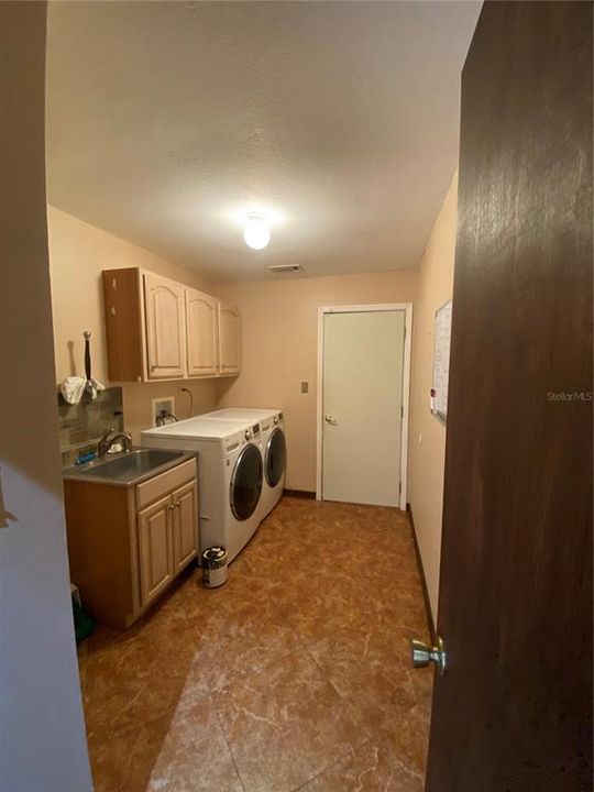 Activo con contrato: $625,000 (4 camas, 3 baños, 3258 Pies cuadrados)