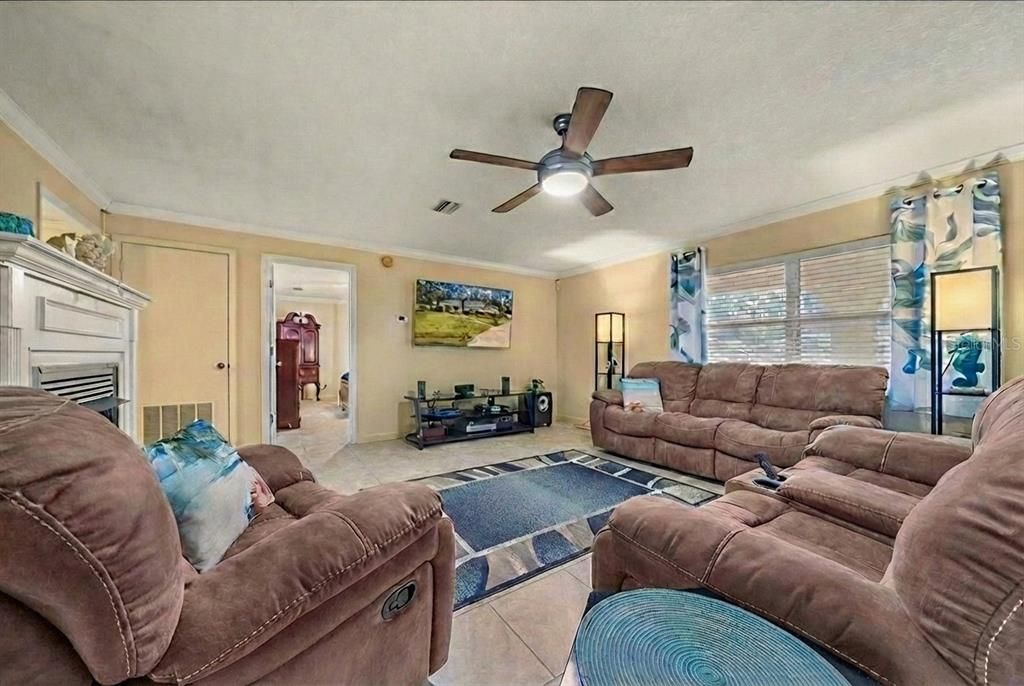 For Sale: $390,000 (3 beds, 2 baths, 1800 Square Feet)