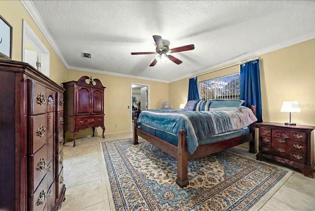 For Sale: $390,000 (3 beds, 2 baths, 1800 Square Feet)
