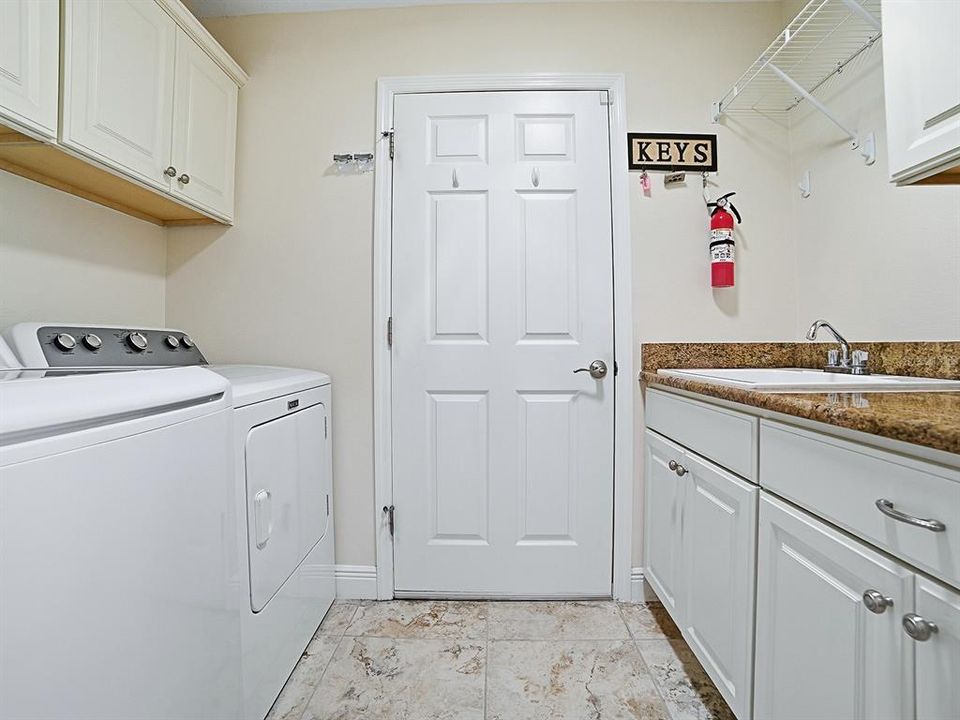 Activo con contrato: $714,900 (3 camas, 2 baños, 2351 Pies cuadrados)