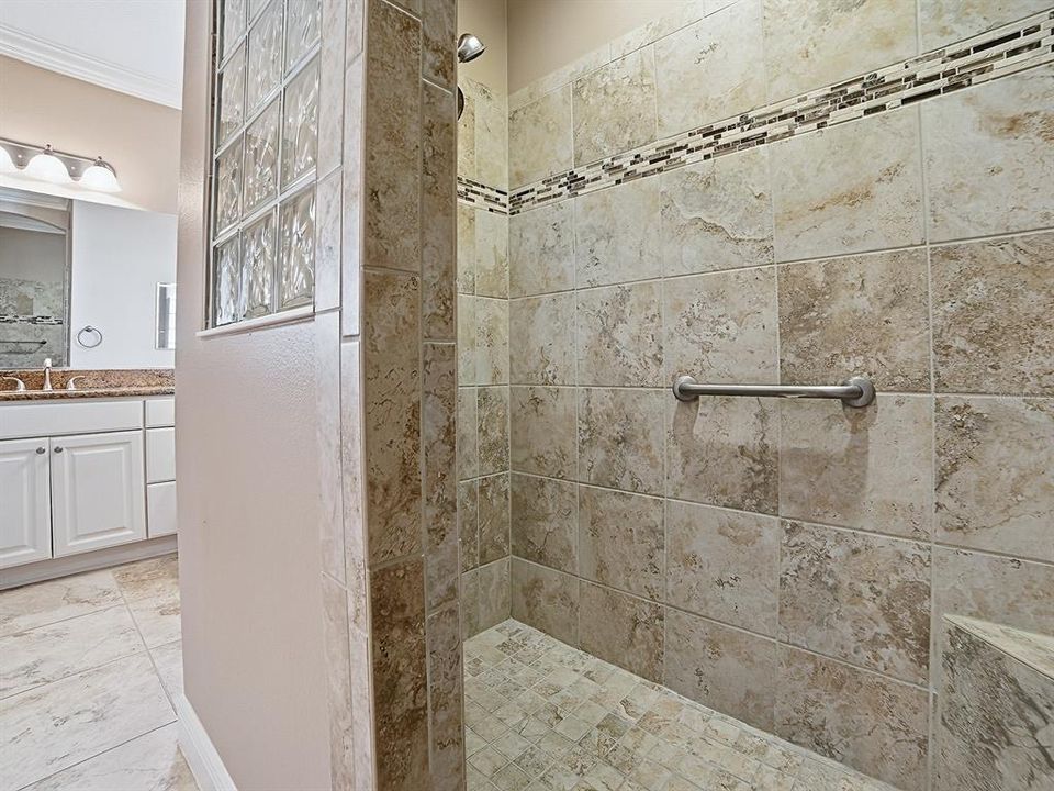 Activo con contrato: $714,900 (3 camas, 2 baños, 2351 Pies cuadrados)