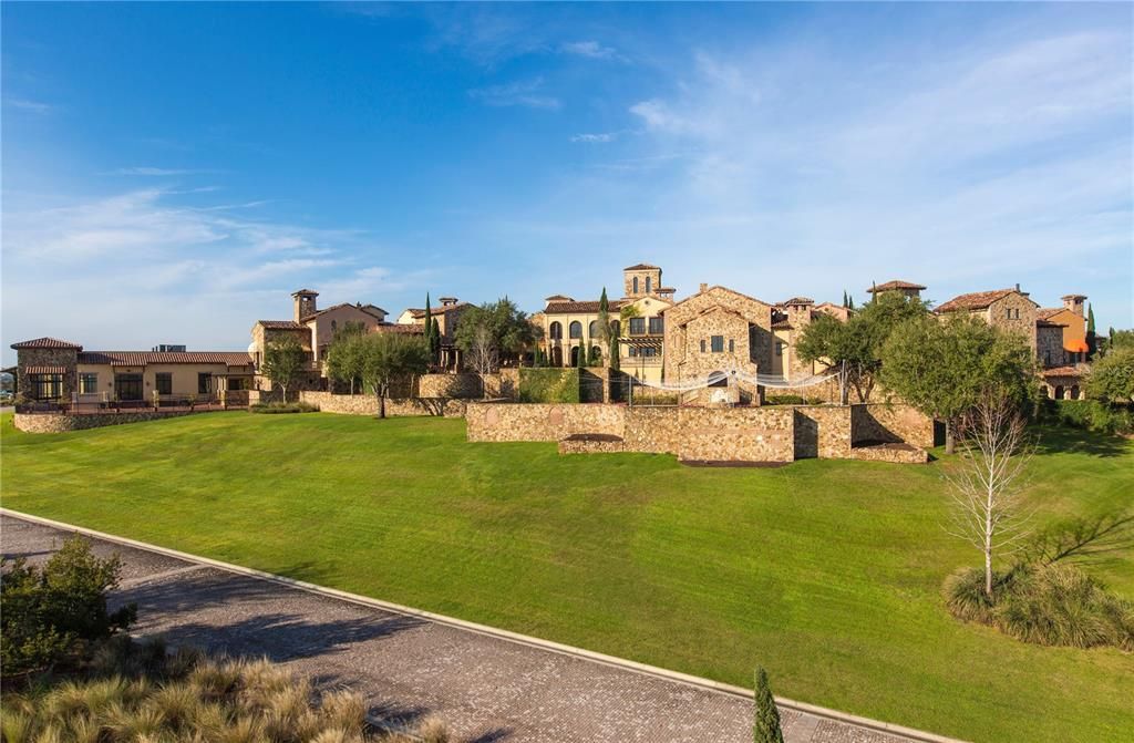 На продажу: $1,200,000 (1.61 acres)
