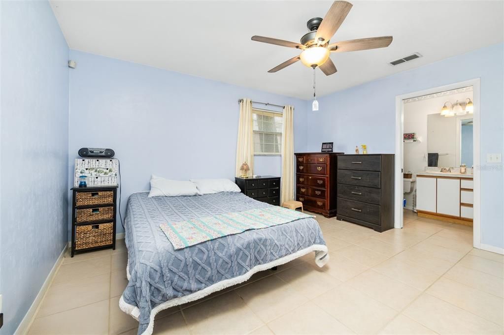 Activo con contrato: $234,900 (2 camas, 2 baños, 1271 Pies cuadrados)