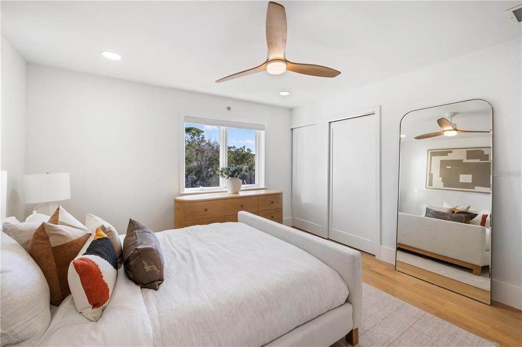 Под контрактом: $15,500,000 (6 спален, 6 ванн, 6468 Квадратных фут)