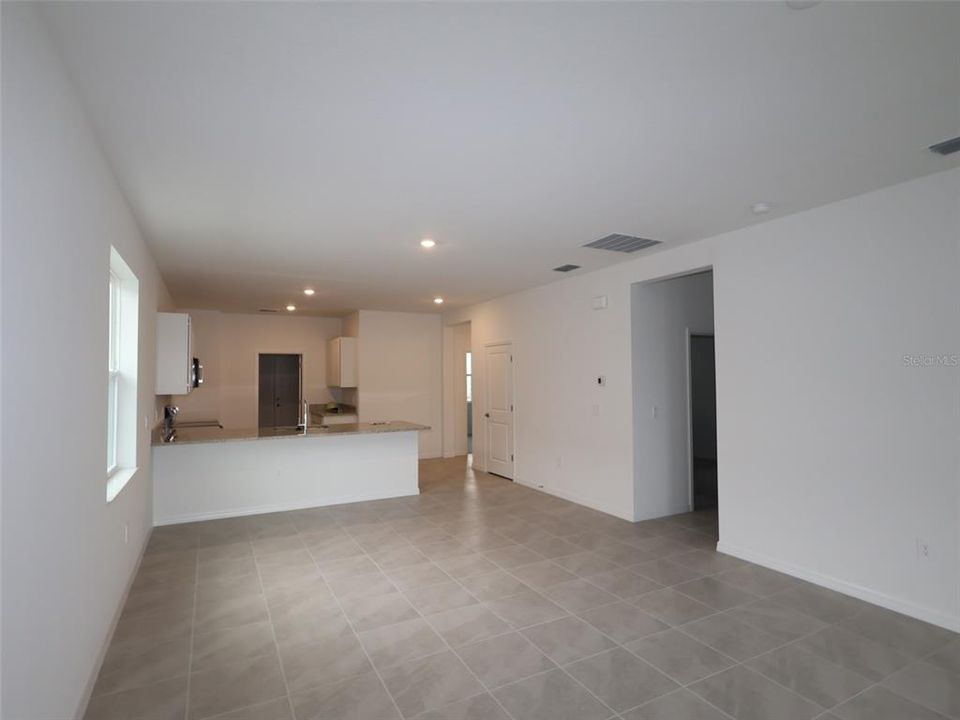 Под контрактом: $299,999 (3 спален, 2 ванн, 1489 Квадратных фут)